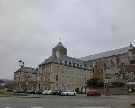 P1030102 Hôtel de Ville et l'Abbatiale de la Sainte-Trinité de style gothique...